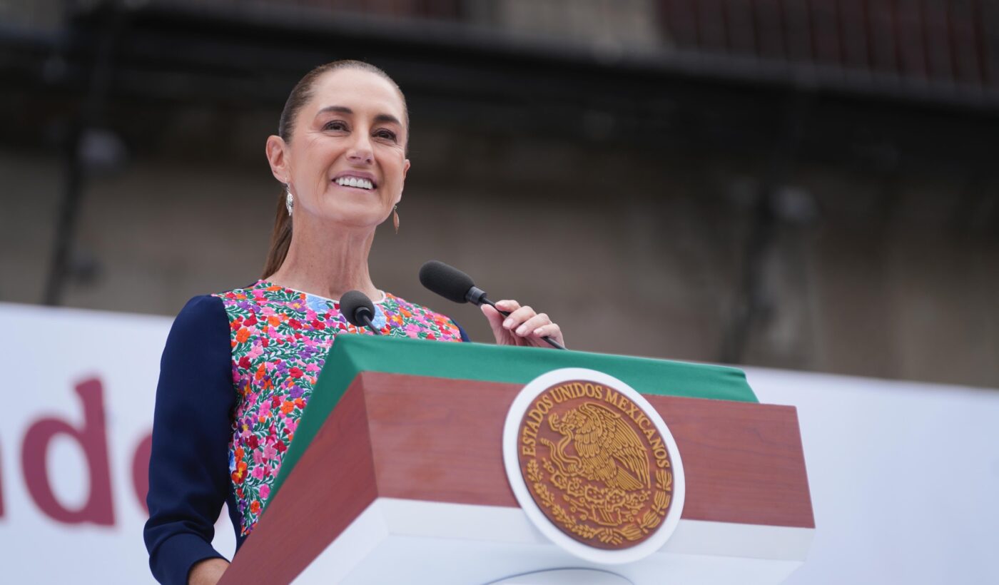 Claudia Sheinbaum pronuncia un discurso desde el atril presidencial en el Zócalo.