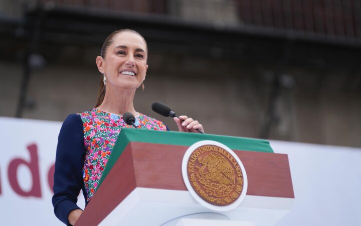 Claudia Sheinbaum pronuncia un discurso desde el atril presidencial en el Zócalo.