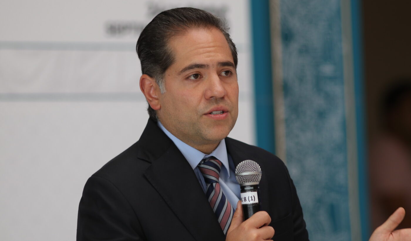 Raúl Bolaños-Cacho Cué habla ante representantes de medios de comunicación.