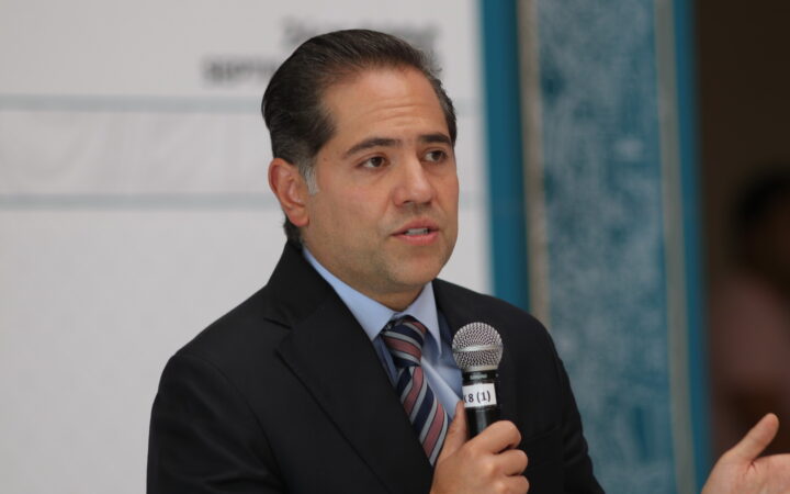 Raúl Bolaños-Cacho Cué habla ante representantes de medios de comunicación.
