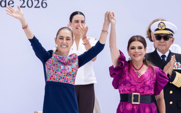 Claudia Sheinbaum y Clara Brugada sonríen con las manos unidas y los brazos levantados durante el acto en el Zócalo.