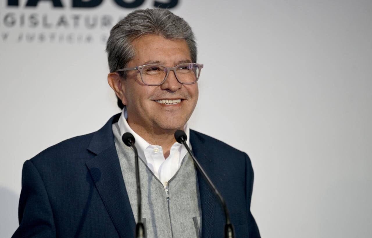 Ricardo Monreal habla frente a dos micrófonos durante un acto público.