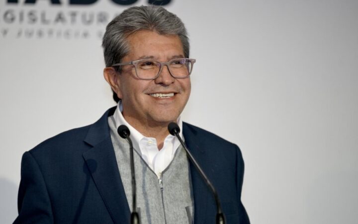 Ricardo Monreal habla frente a dos micrófonos durante un acto público.